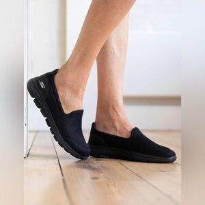 Skechers Go Walk Arch Fit Iconic women's sneakers, black size 8